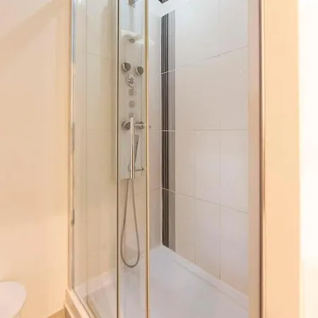 Lägenhet 1 Bedroom With 1 Mezzanine Location In The Heart Of