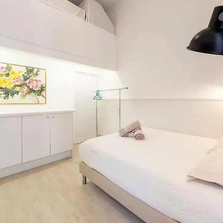 Lägenhet 1 Bedroom With 1 Mezzanine Location In The Heart Of