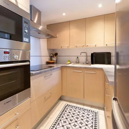 Lägenhet 1 Bedroom With 1 Mezzanine Location In The Heart Of *